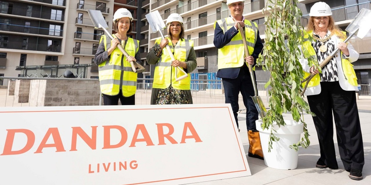 Lord Provost Jacqueline McLaren, Carol Monaghan MP and Kaukab Stewart MSP joined Dandara Living’s CEO Jim Davies in a ceremonial tree planting to commemorate the topping out of the development