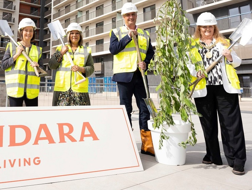 Lord Provost Jacqueline McLaren, Carol Monaghan MP and Kaukab Stewart MSP joined Dandara Living’s CEO Jim Davies in a ceremonial tree planting to commemorate the topping out of the development